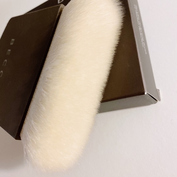 BECCA The One Perfecting Brush - Picture 2 of 3